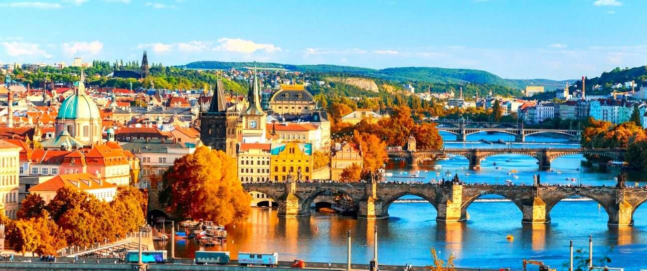 Die Moldau mit den zahlreichen Brücken in Prag