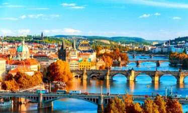 Die Moldau mit den zahlreichen Brücken in Prag