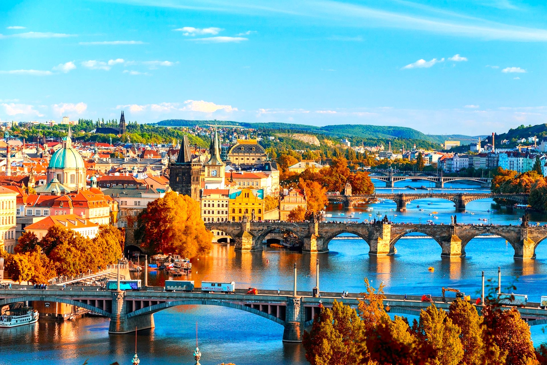 Die Moldau mit den zahlreichen Brücken in Prag