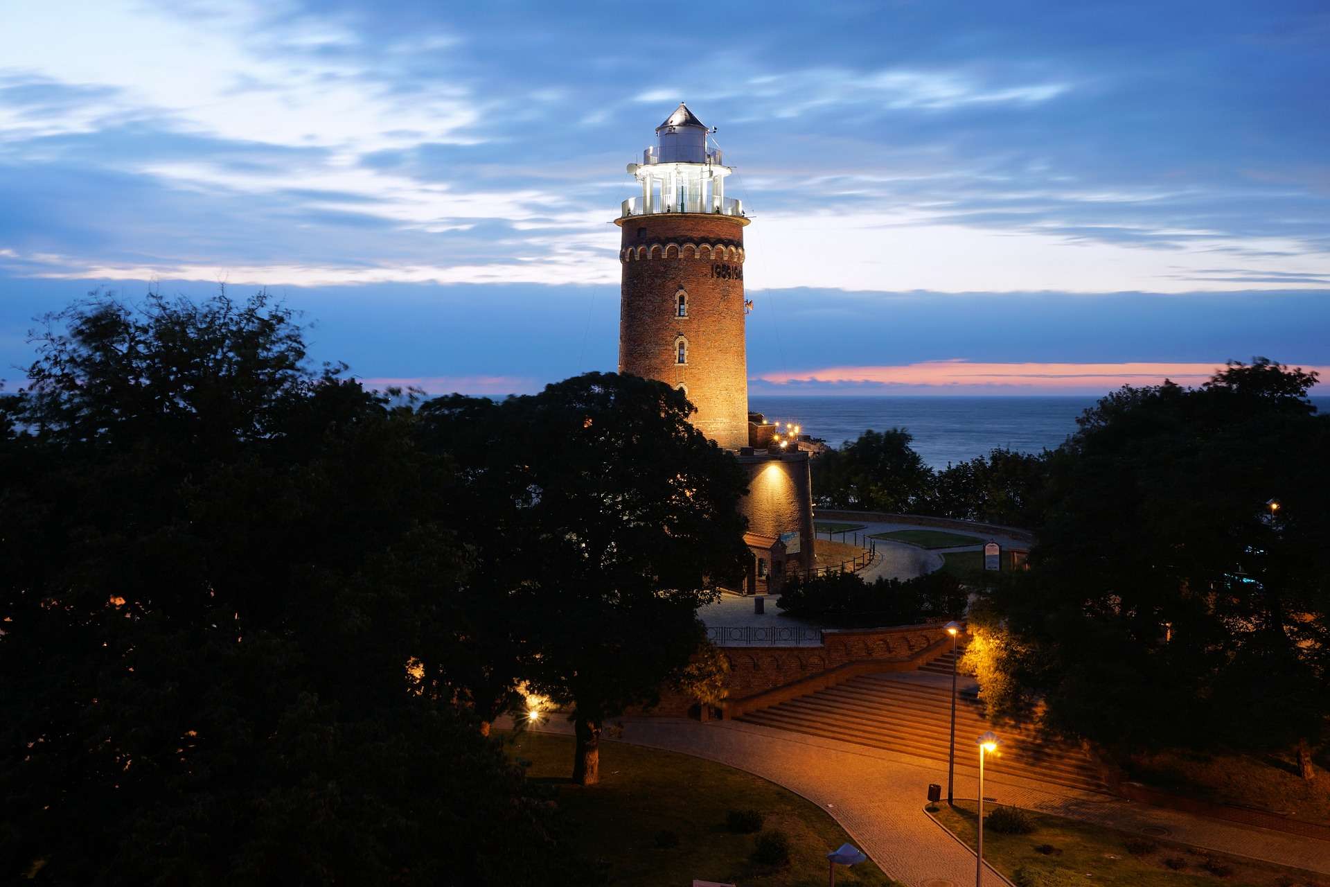 lighthouse-1632134_1920