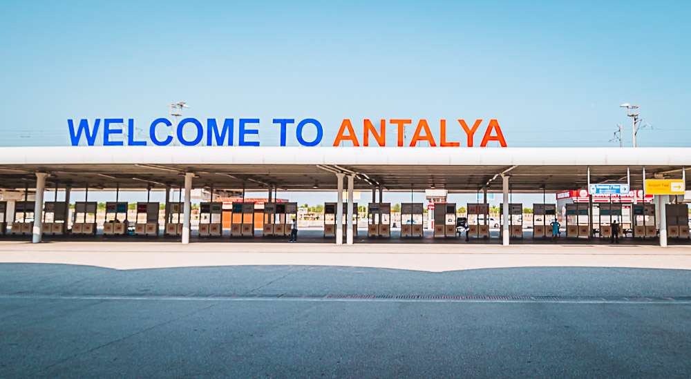 Welcome-to-Antalya-Schriftzeichen-im-Flughafen-Antalya