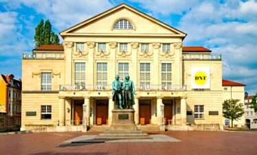 Goethe und Schiller Denkmal vor den Nationaltheater Weimar