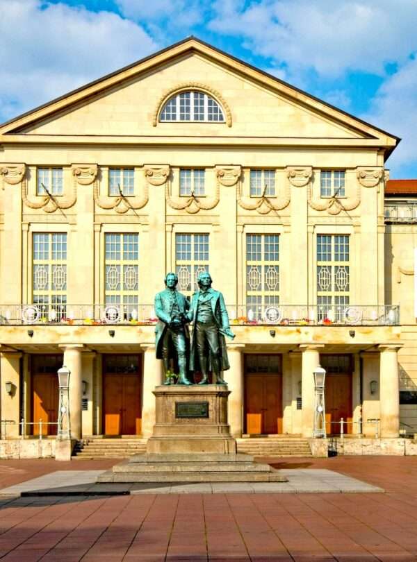Goethe und Schiller Denkmal vor den Nationaltheater Weimar