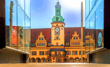 Leipzig Historisches Gebäude zwischen modernen Glasbauten