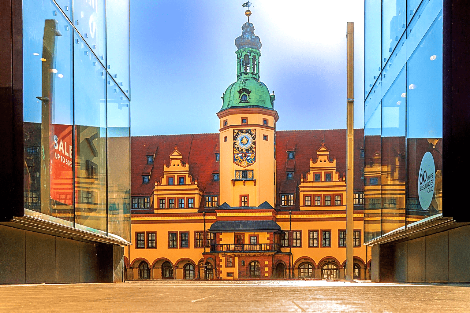 Leipzig Historisches Gebäude zwischen modernen Glasbauten
