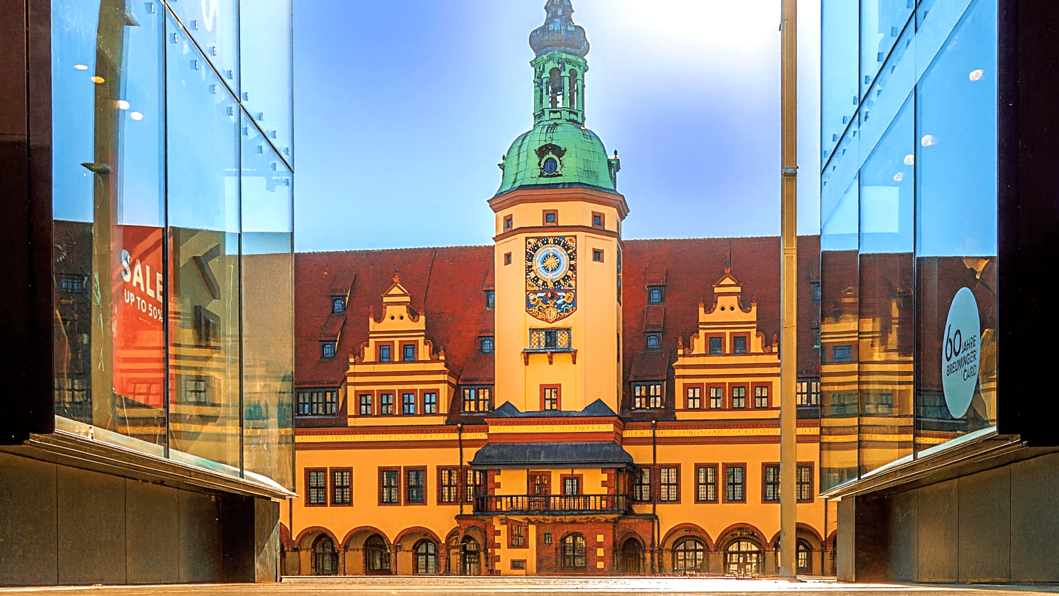 Leipzig Historisches Gebäude zwischen modernen Glasbauten